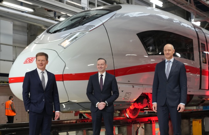 Deutsche Bahn (DB) is buying 43 additional trains of the new ICE 3neo from Siemens for around €1.5 billion. CEO Richard Lutz (DB) and Roland Busch (Siemens AG) announced the order today in Berlin in the presence of Federal Transport Minister Volker Wissing. DB is thus expanding its fleet by a total of 73 ICE 3neos. 